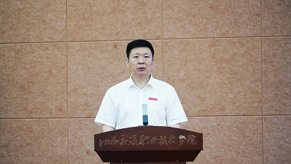 江西交通職業(yè)技術(shù)學(xué)院院長(zhǎng)黃明忠
